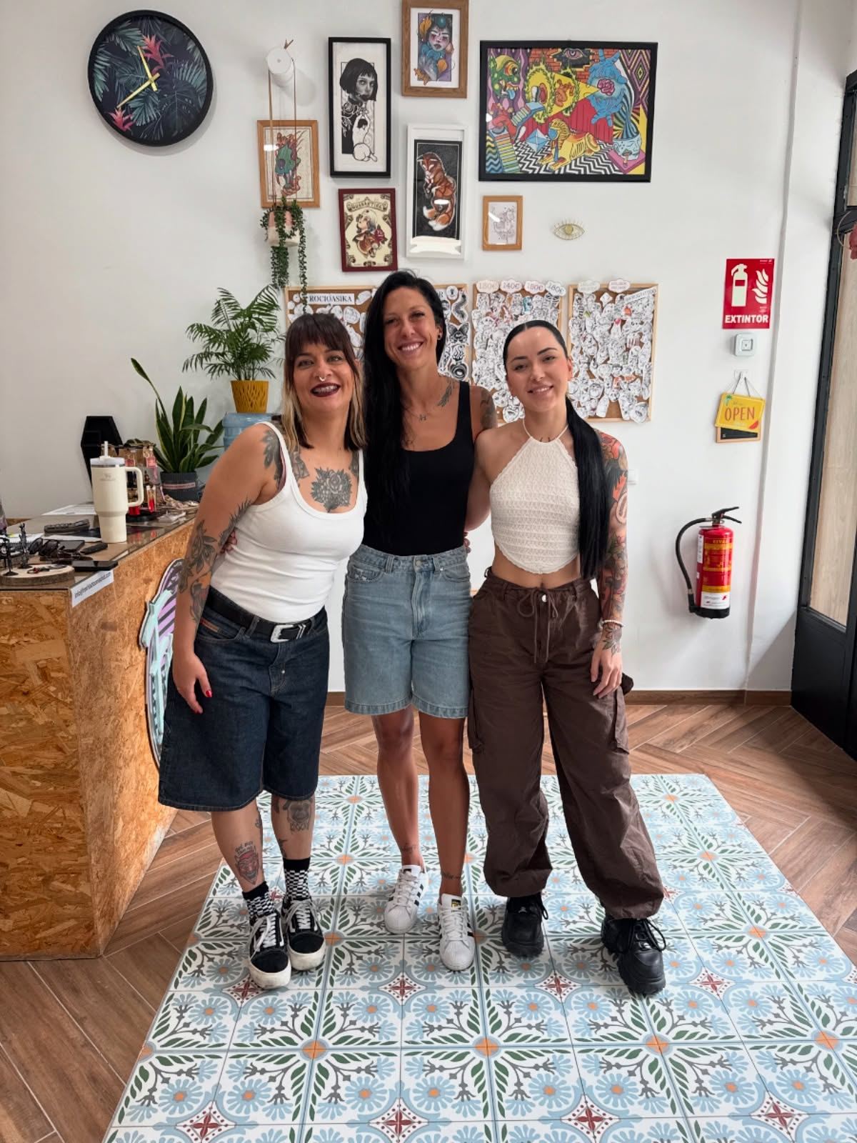 Parte del equipo de Fresh Tattoo en el estudio de Fuenlabrada