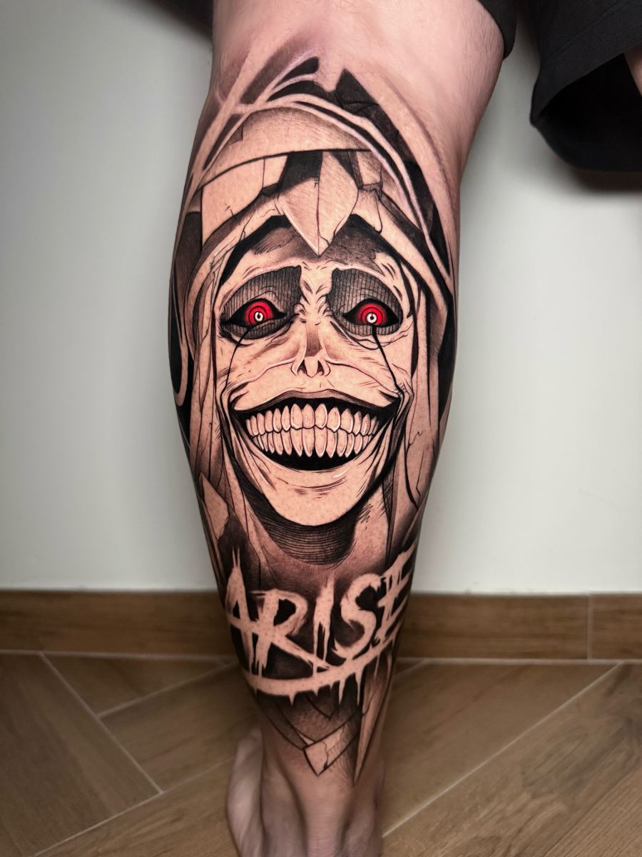 Tatuaje de realismo con una calavera y lettering en la pierna
